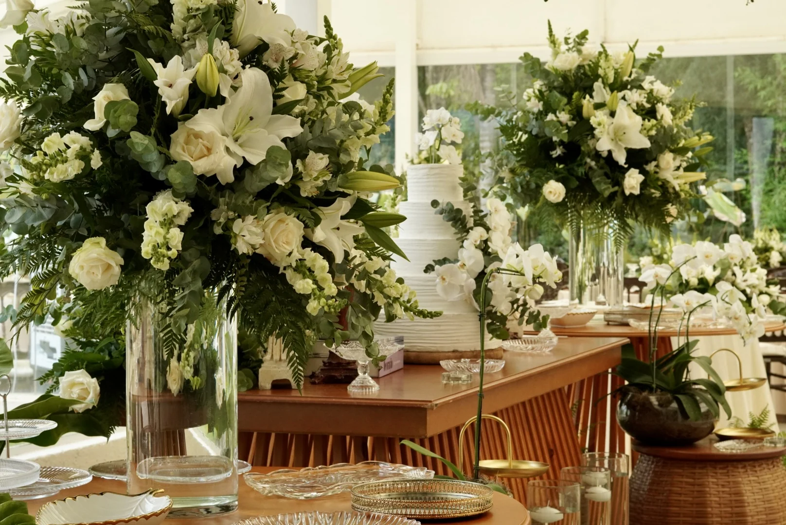 Arranjo de flores brancas sobre a mesa posta