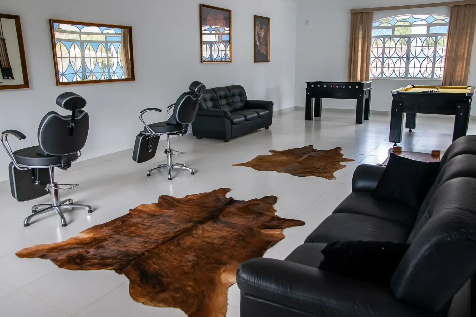 Sala do noivo — poltronas de barbearia