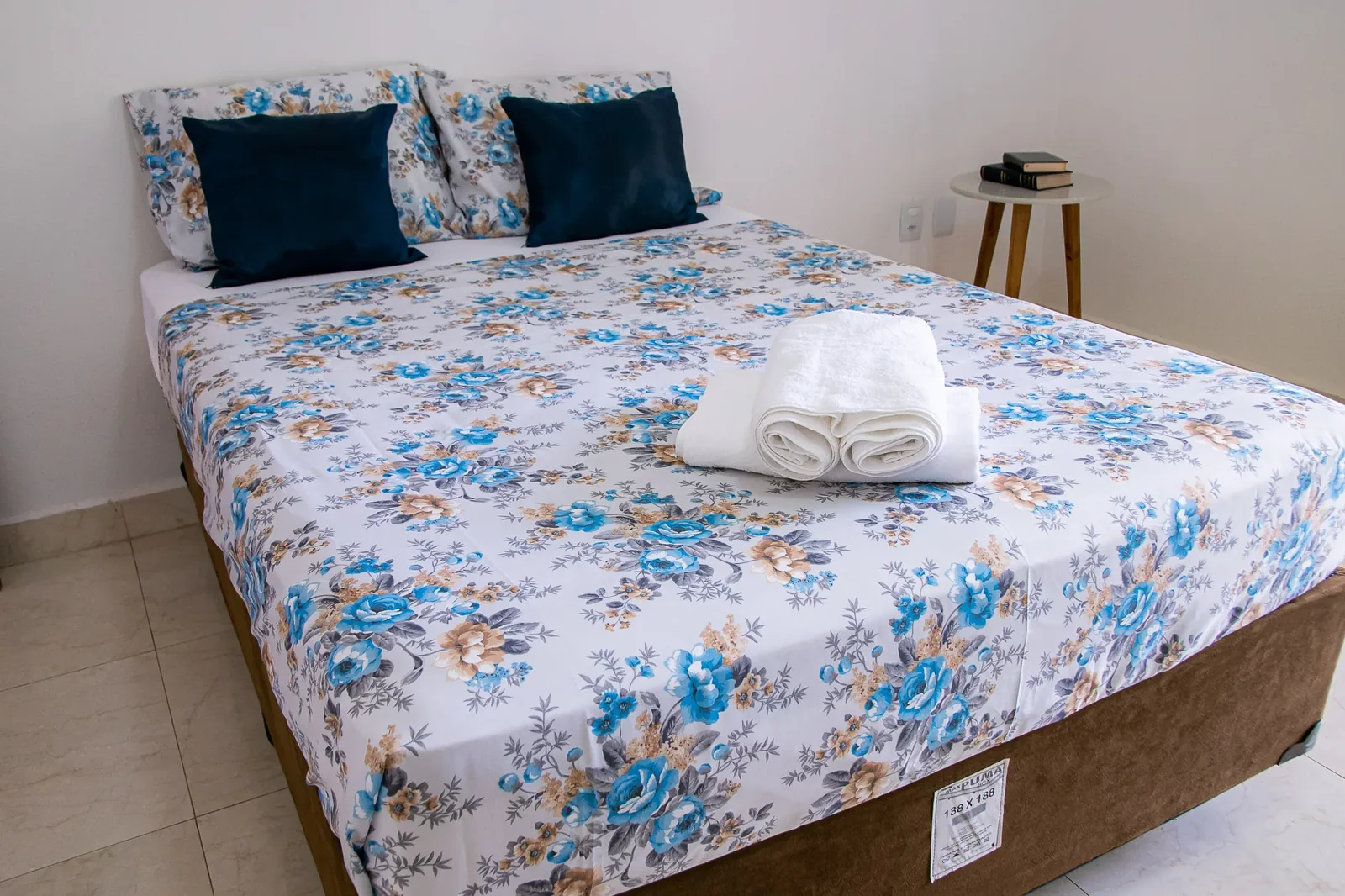 Cama de casal com colcha floral
