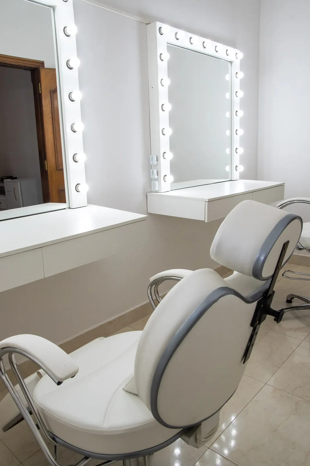 Sala da noiva — camarim com espelho iluminado e cadeira de styling
