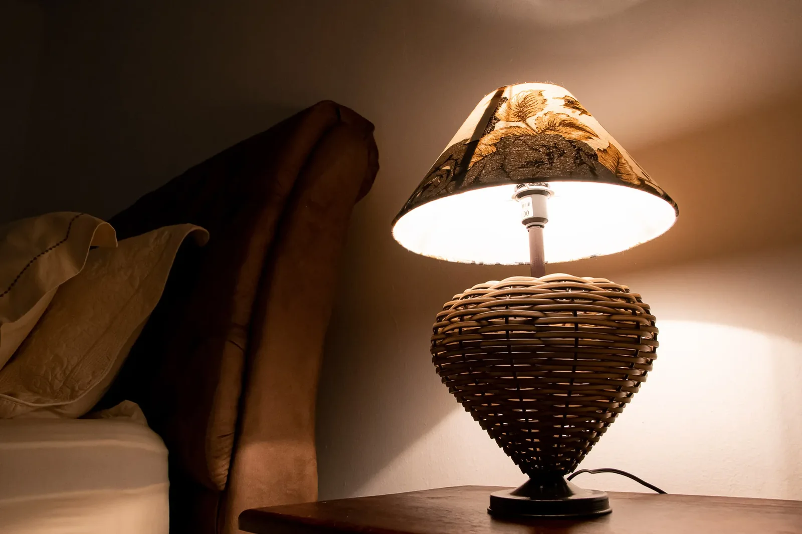 Detalhe de luminária de mesa em um dos quartos