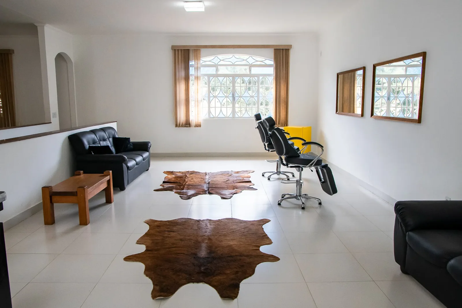 Quarto com penteadeira e cadeira — preparação da noiva