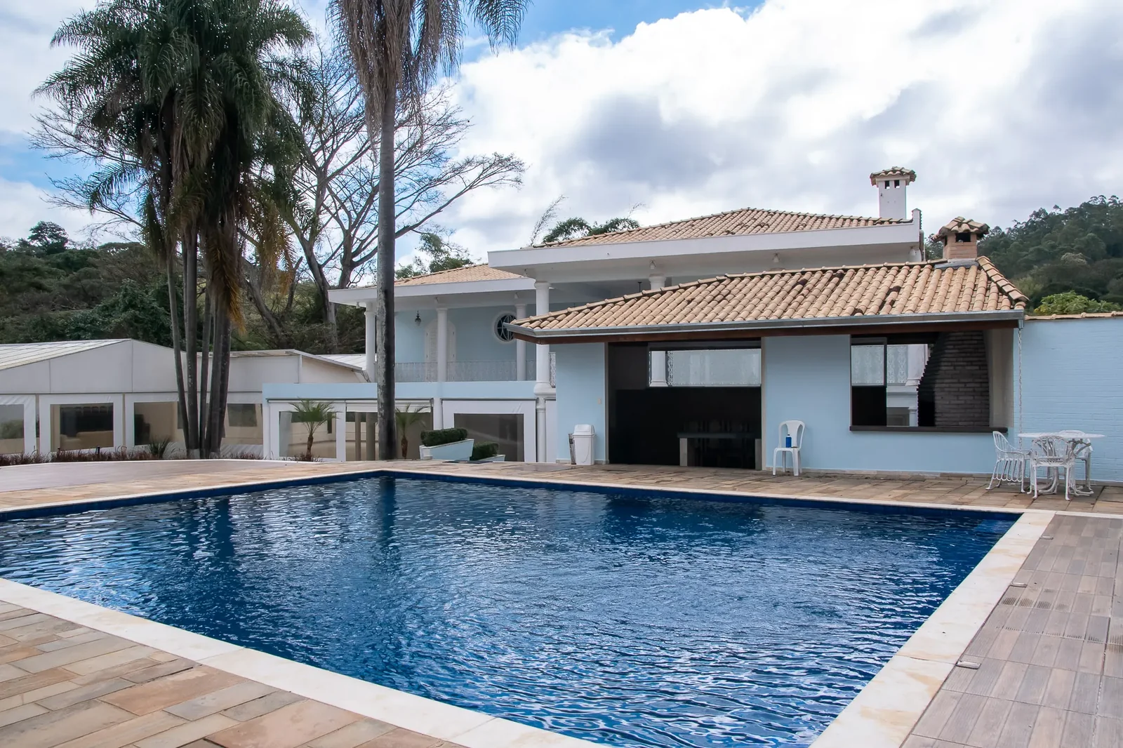 Piscina da Casa Sede com área de estar ao redor