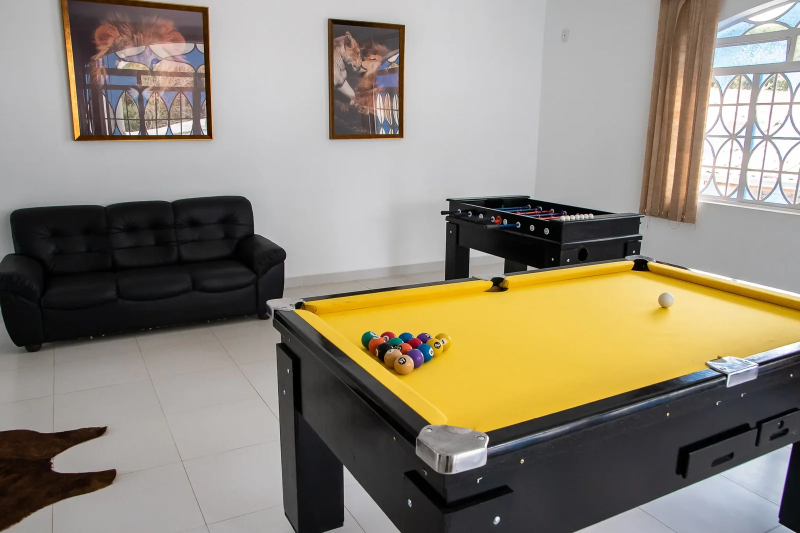 Sala de jogos com mesa de sinuca — lounge do noivo