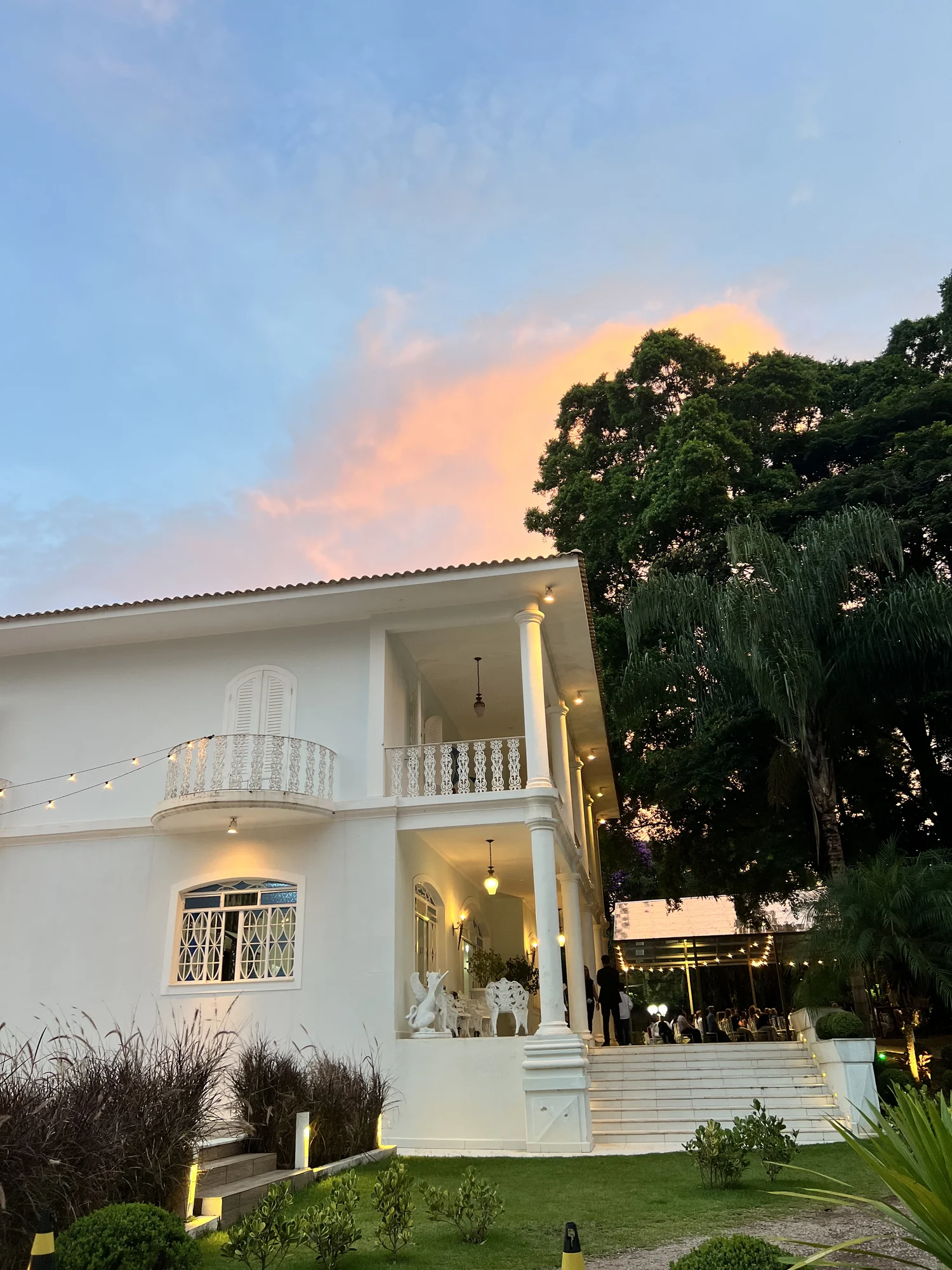 Fachada do casarão ao entardecer, céu colorido