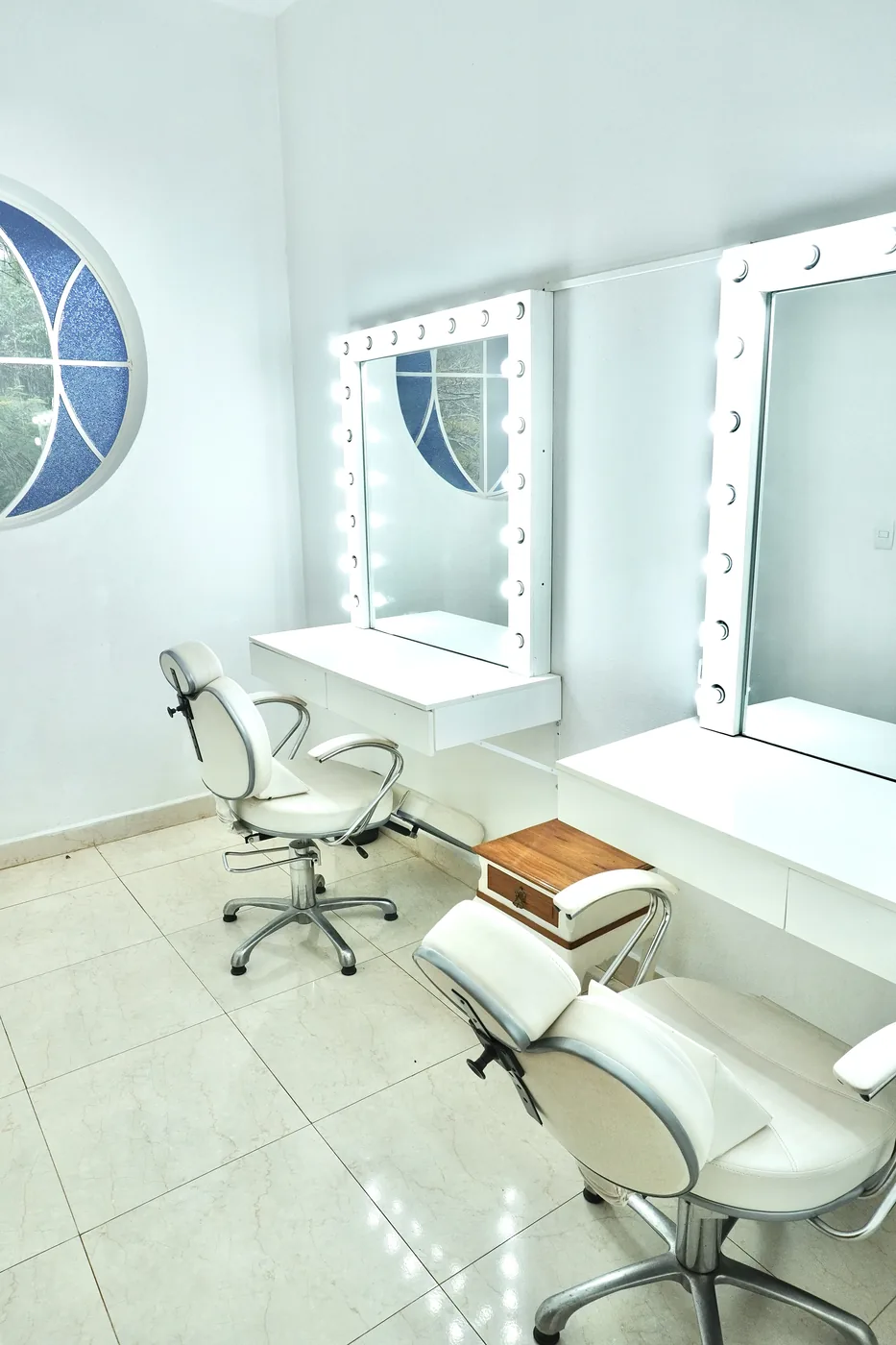 Camarim com penteadeiras espelhadas e cadeiras de styling