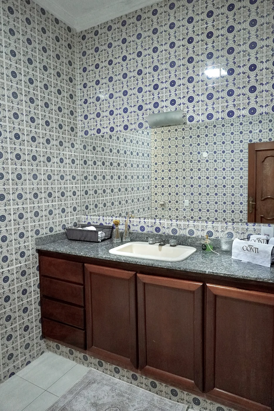 Banheiro da Casa Sede com toalhas e amenities do Grupo Conti
