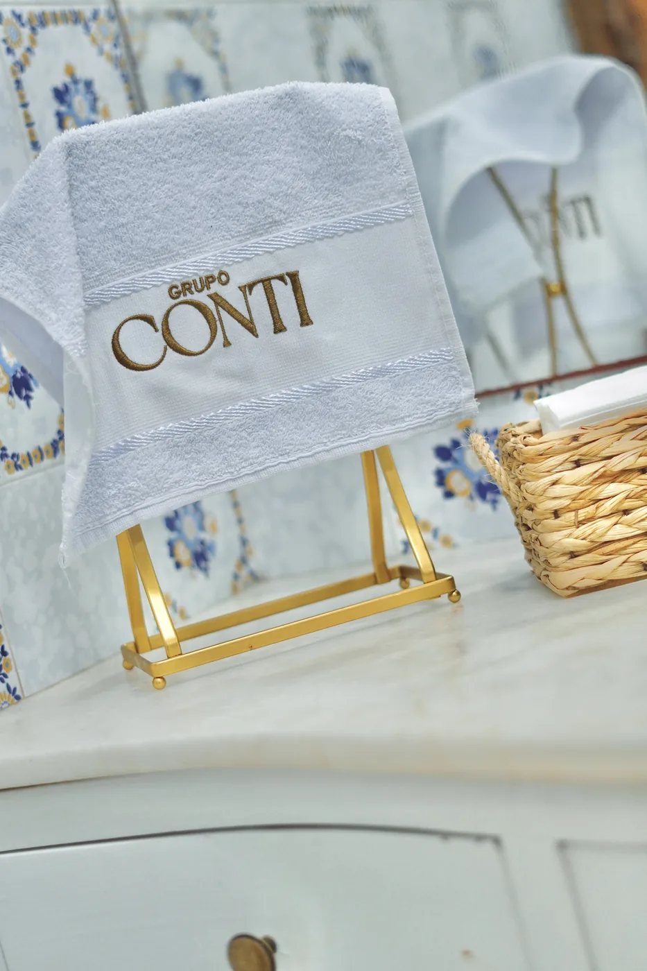 Toalha bordada com o logotipo do Grupo Conti