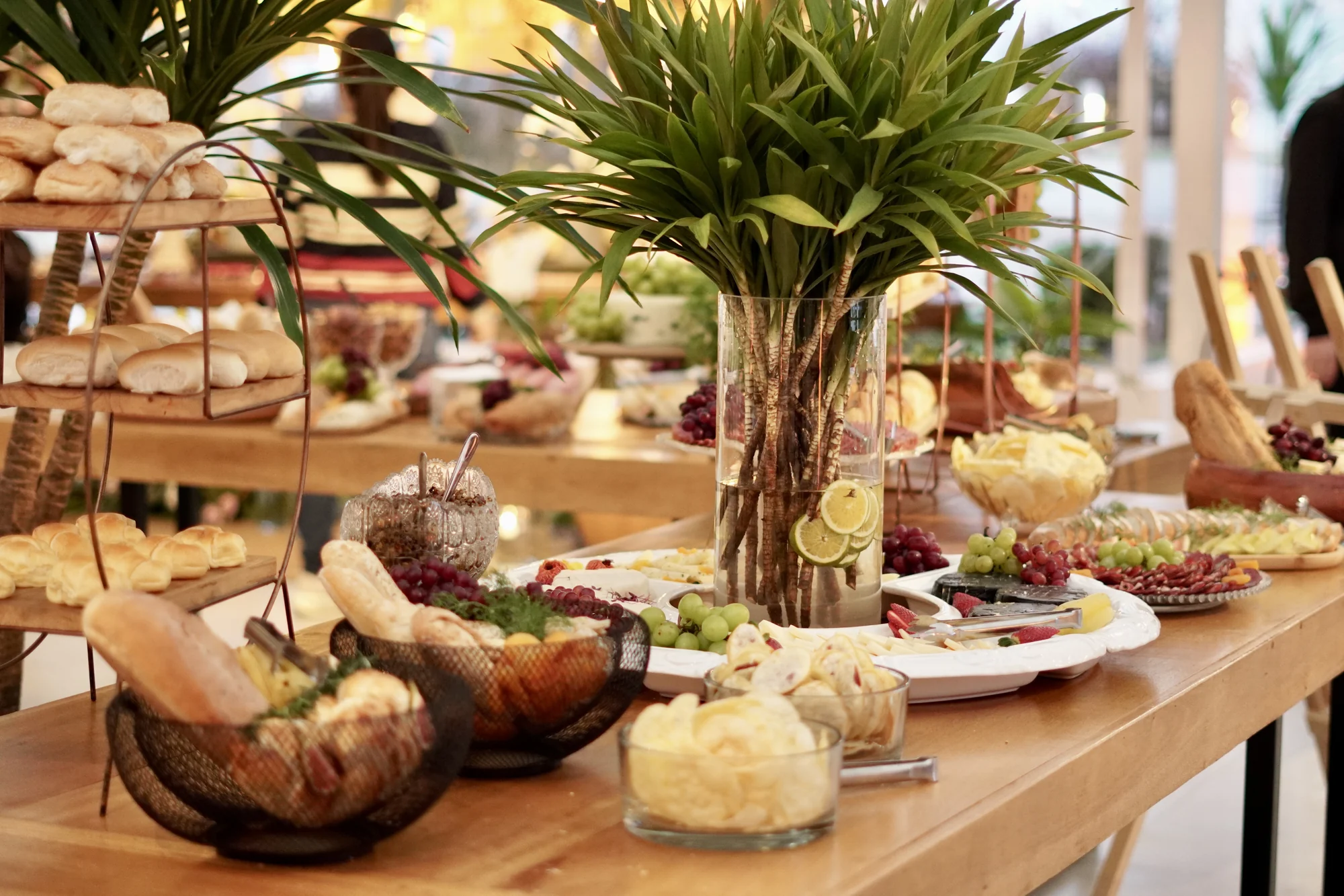 Mesa de frios, pães e queijos do buffet
