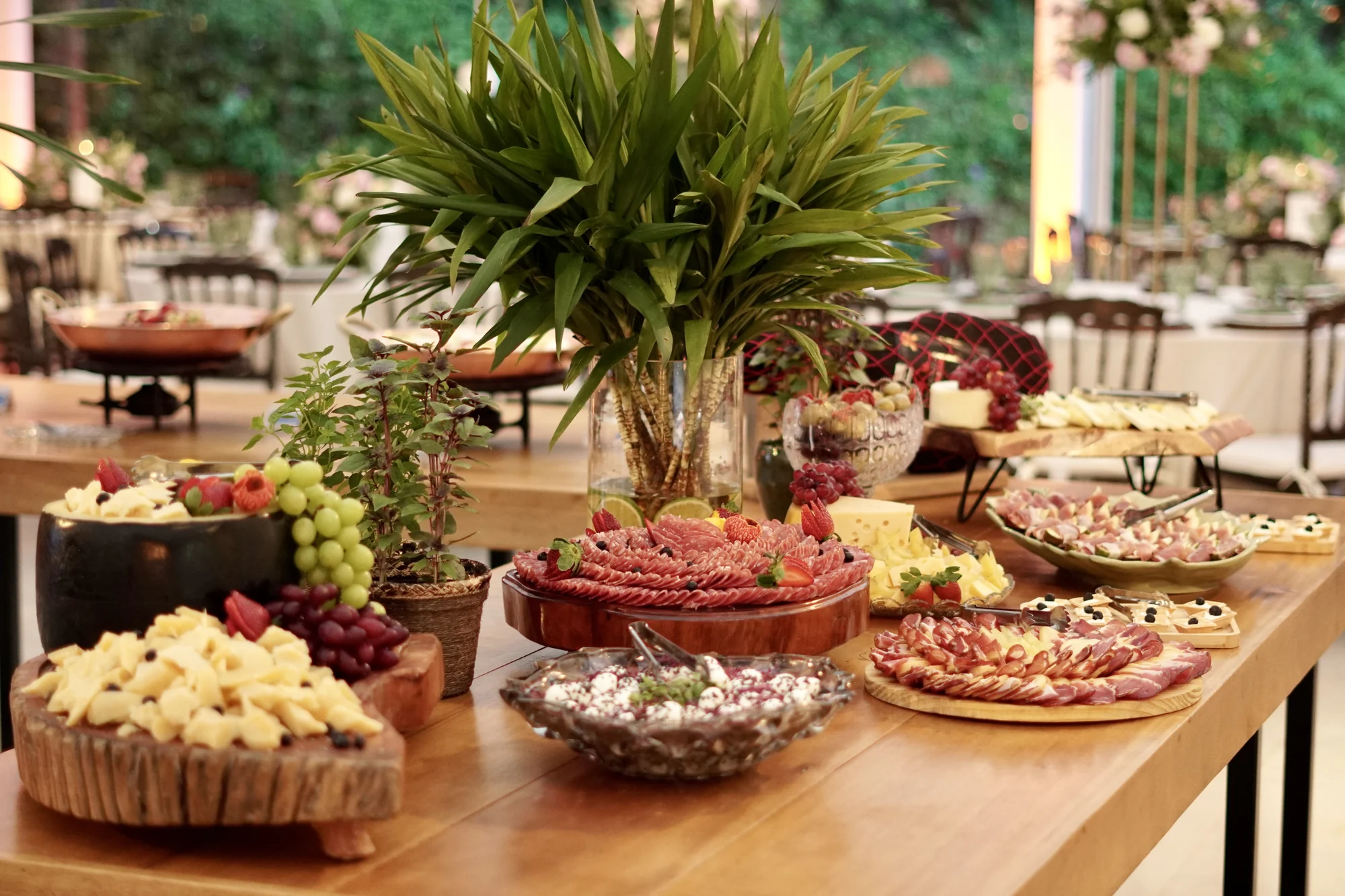 Mesa de frios e queijos do buffet, vista de cima