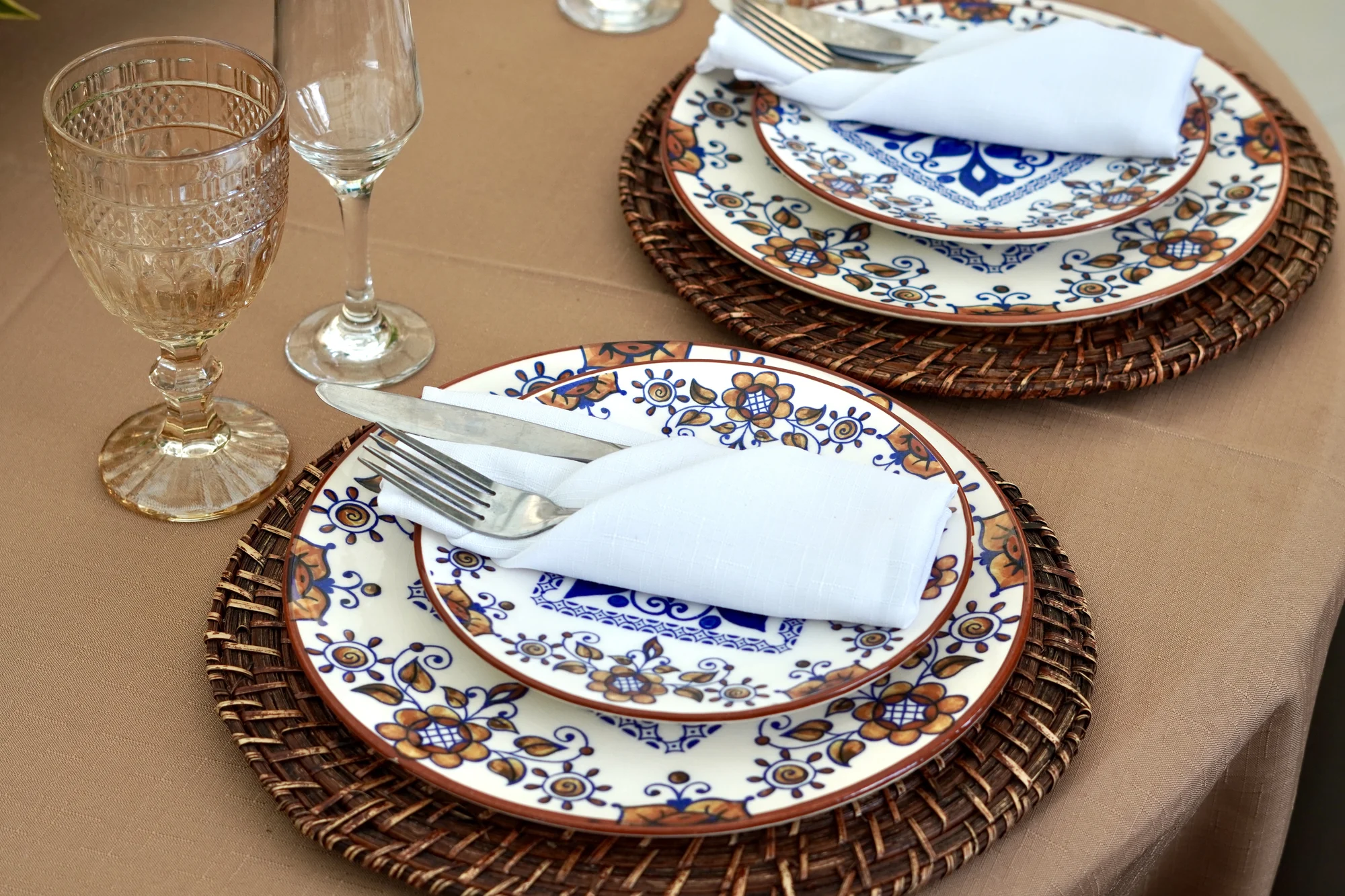 Mesa posta — sousplat, louça e taças