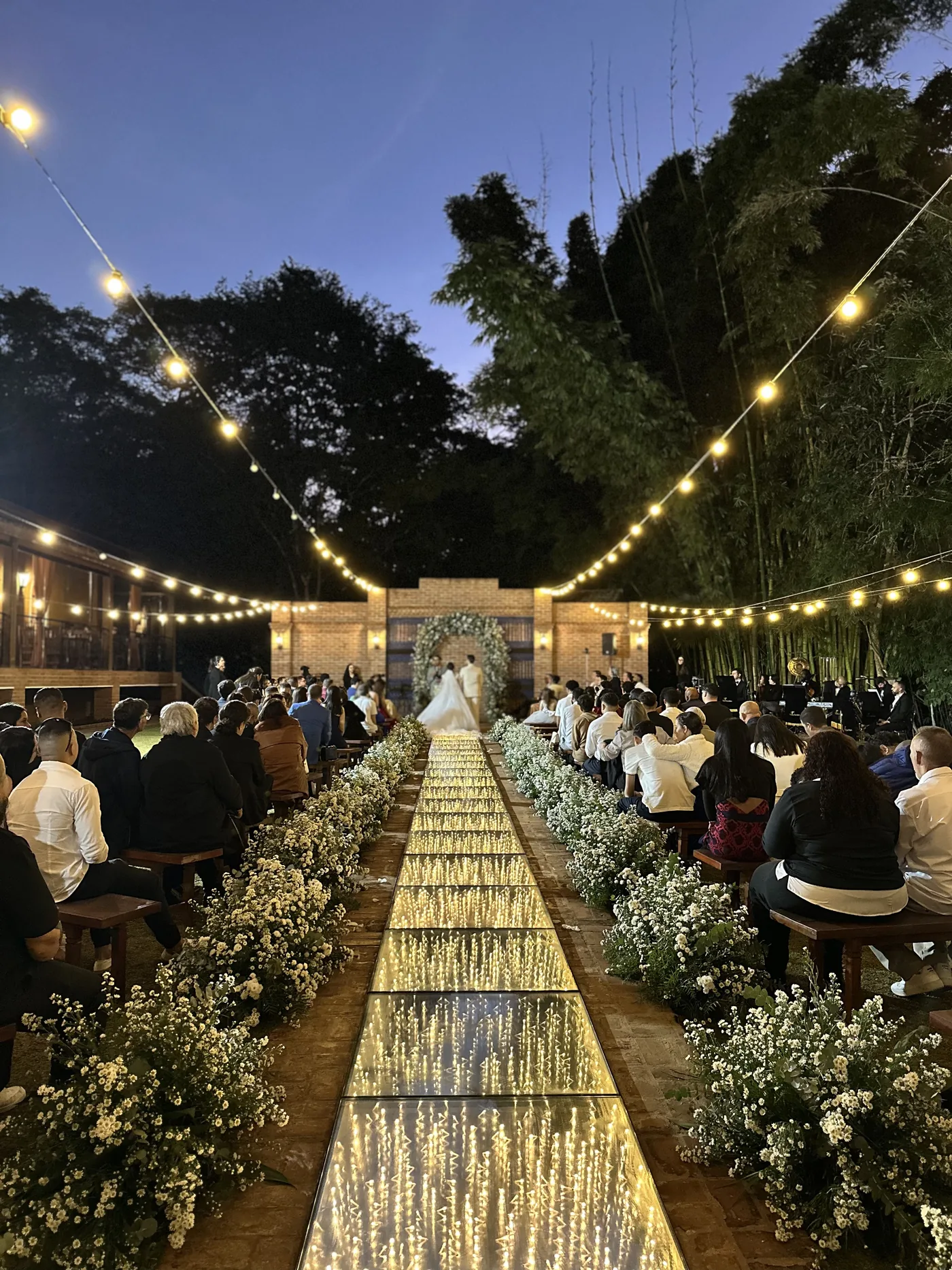 Casal no altar em cerimônia ao entardecer no Toscana