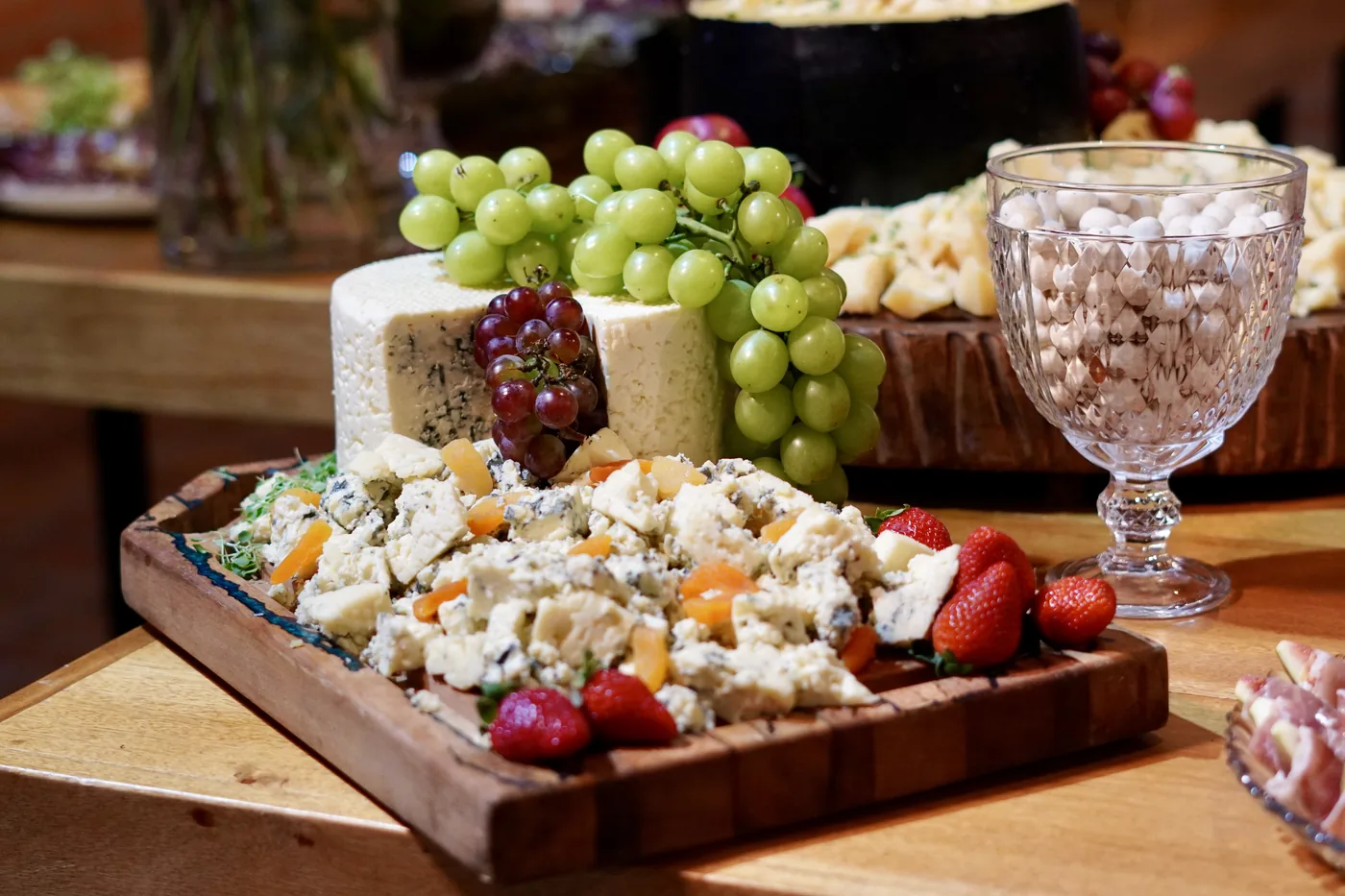 Mesa de queijos e frutas no Toscana