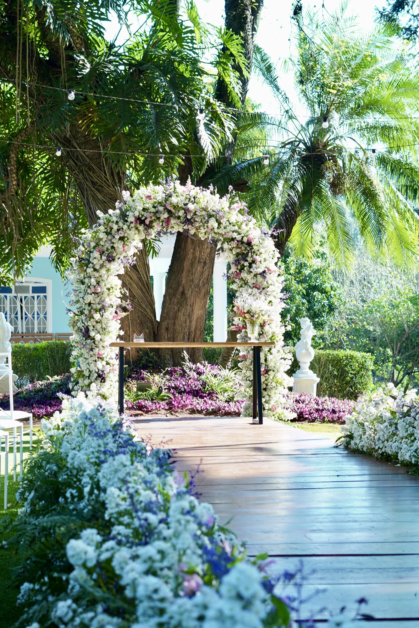 Arco floral do gazebo entre palmeiras na Fazenda Santa Isabel, em Itatiba