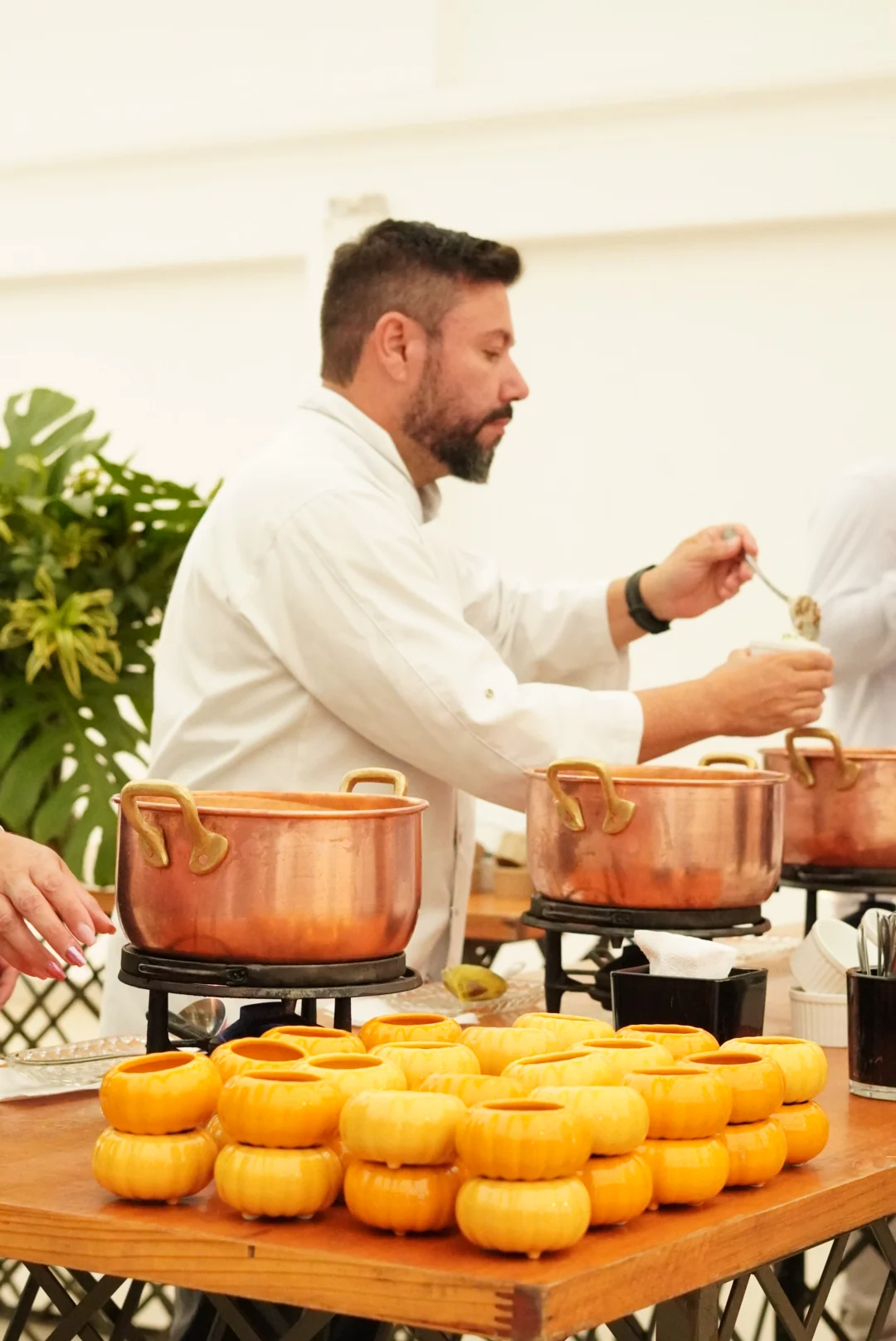 Chef servindo os convidados na Fazenda Santa Isabel
