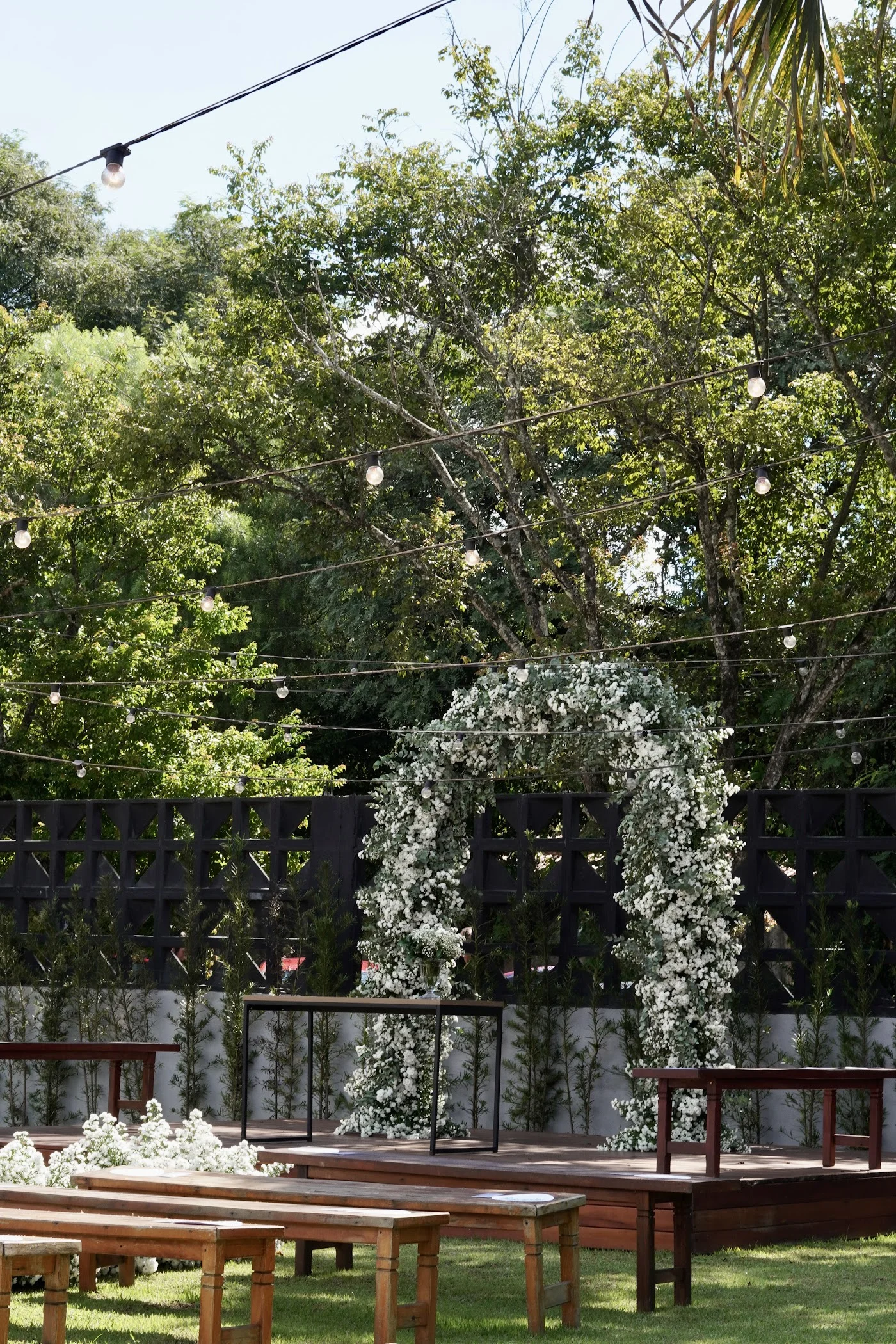 Arco de flores brancas para a cerimônia no Recanto das Palmeiras