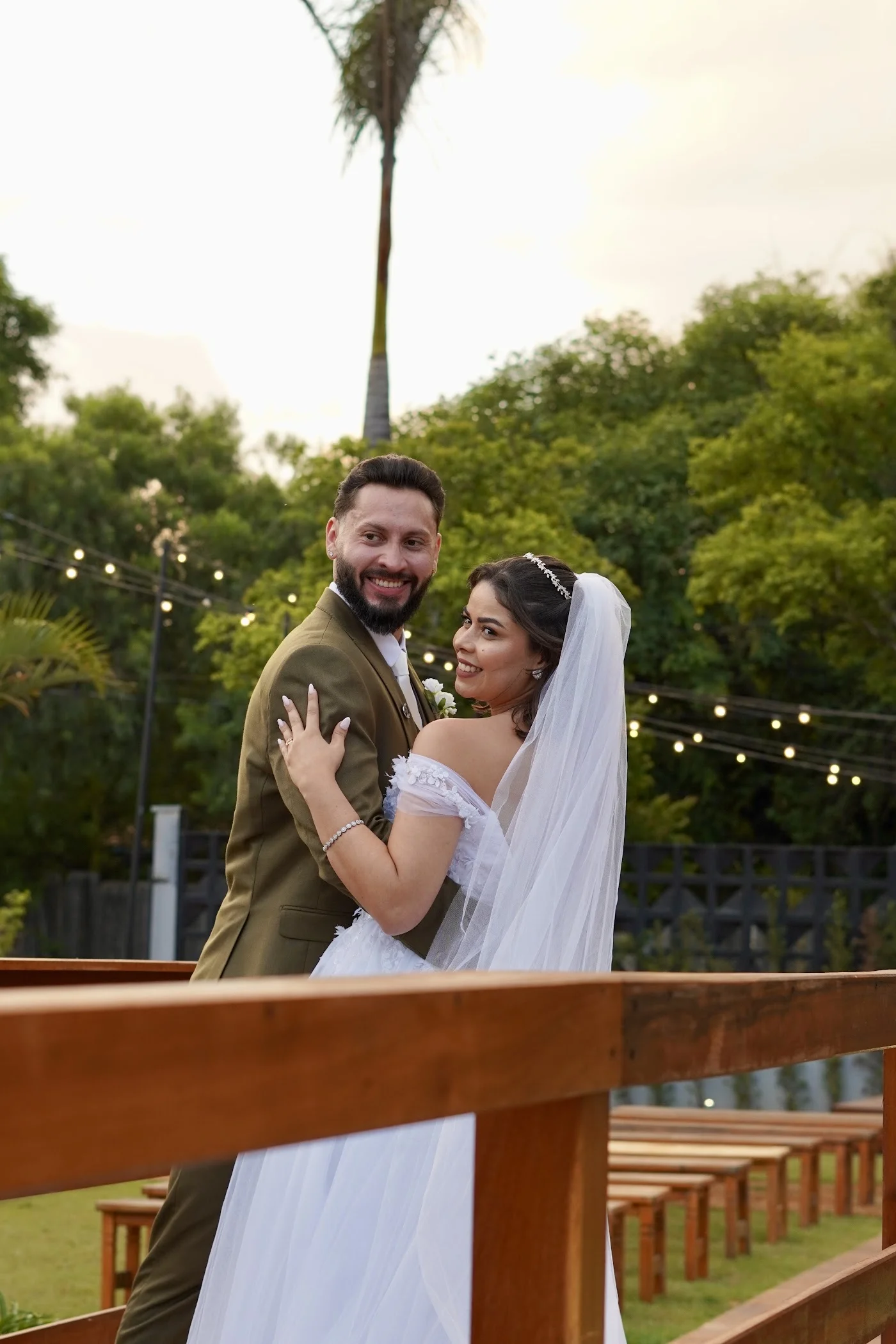 Casal na ponte sobre o lago do Recanto das Palmeiras