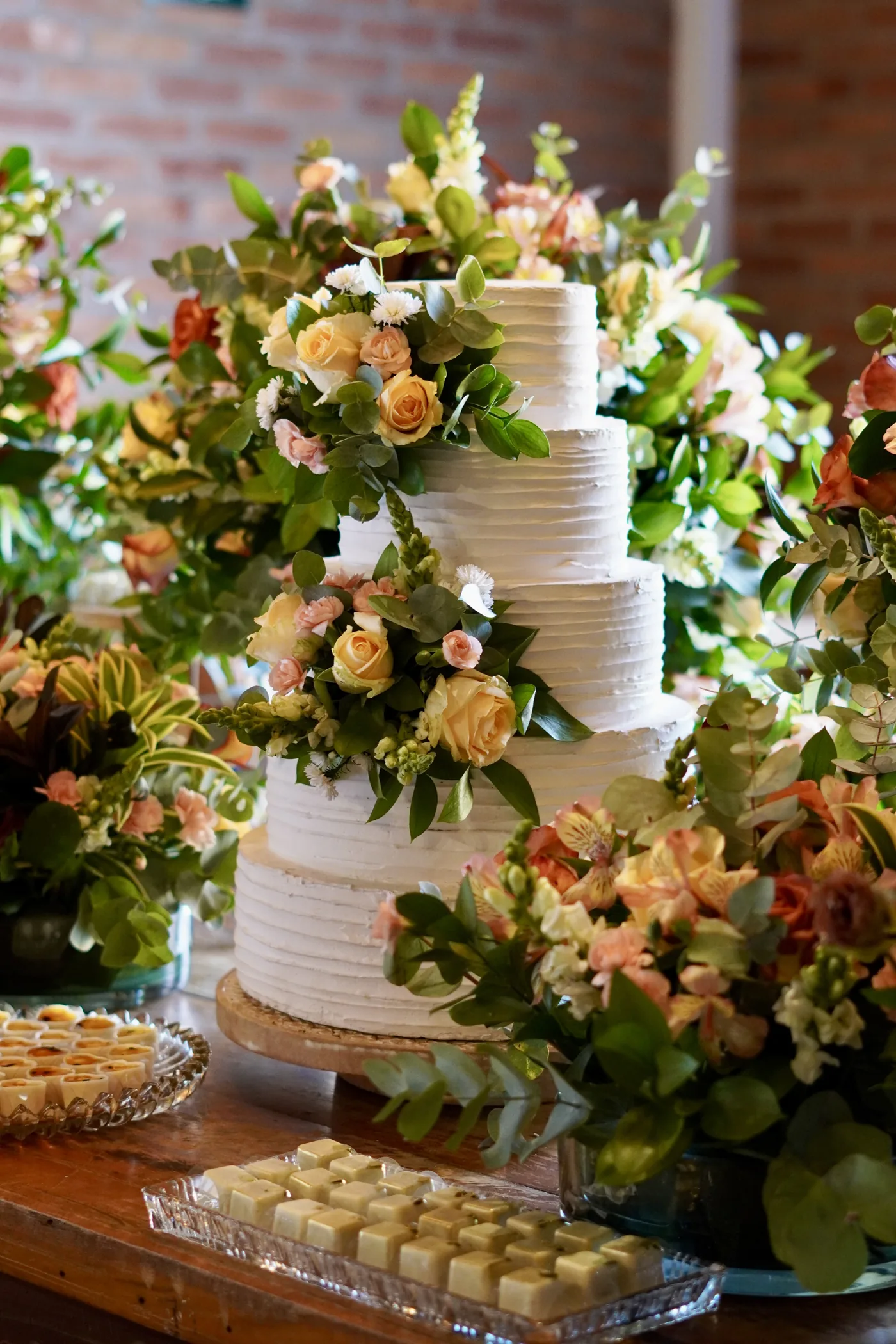 Bolo de casamento decorado com flores