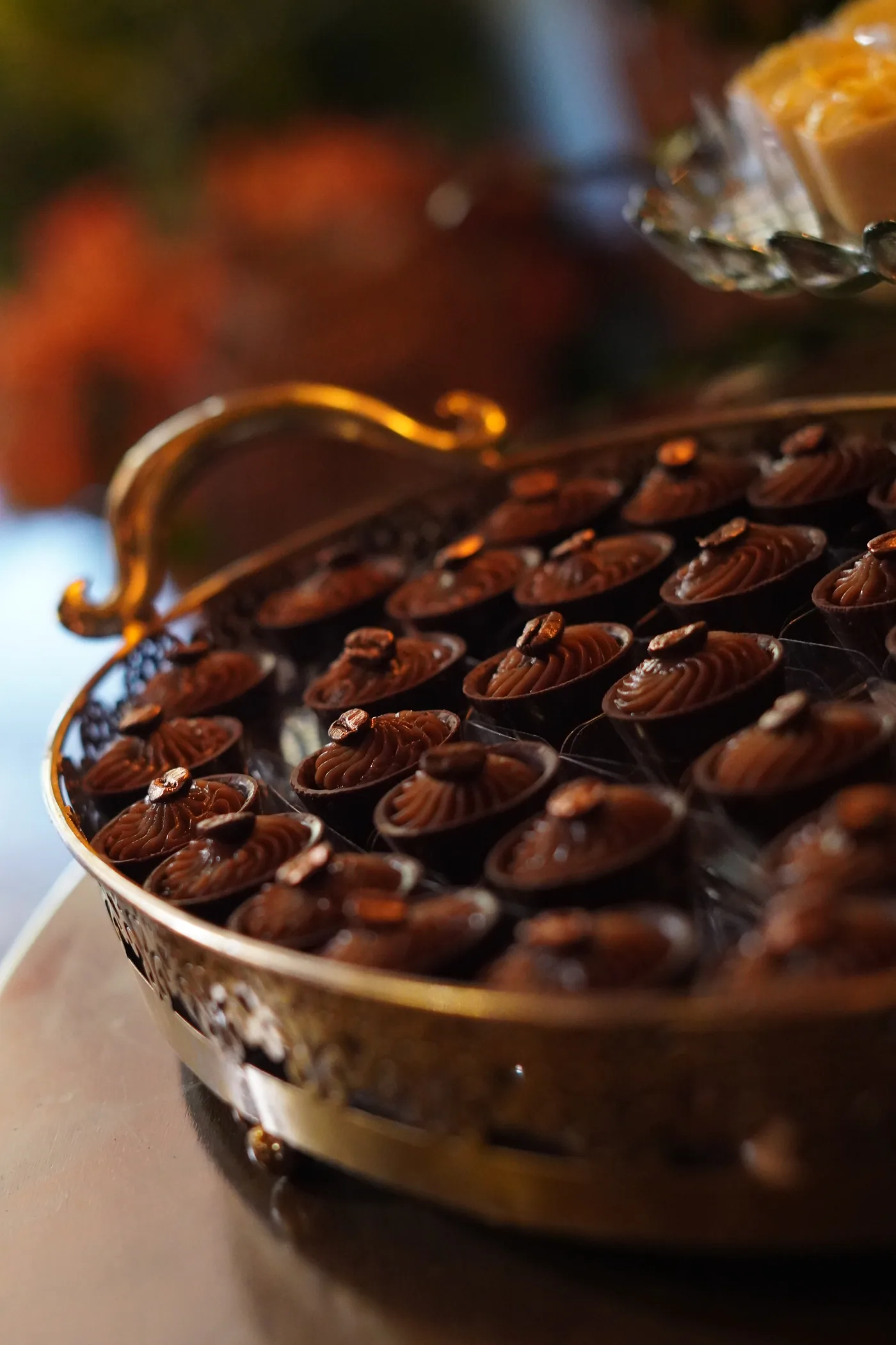 Bandeja dourada de brigadeiros e doces