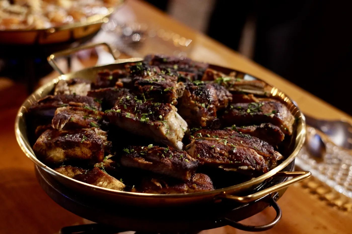 Travessa de cobre com carnes grelhadas